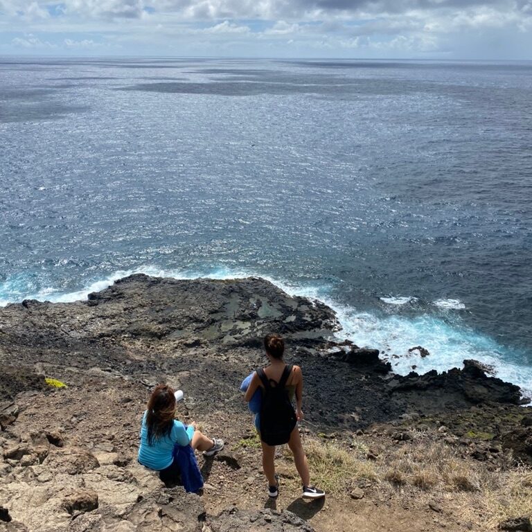 ハワイのマカプウで崖を下る