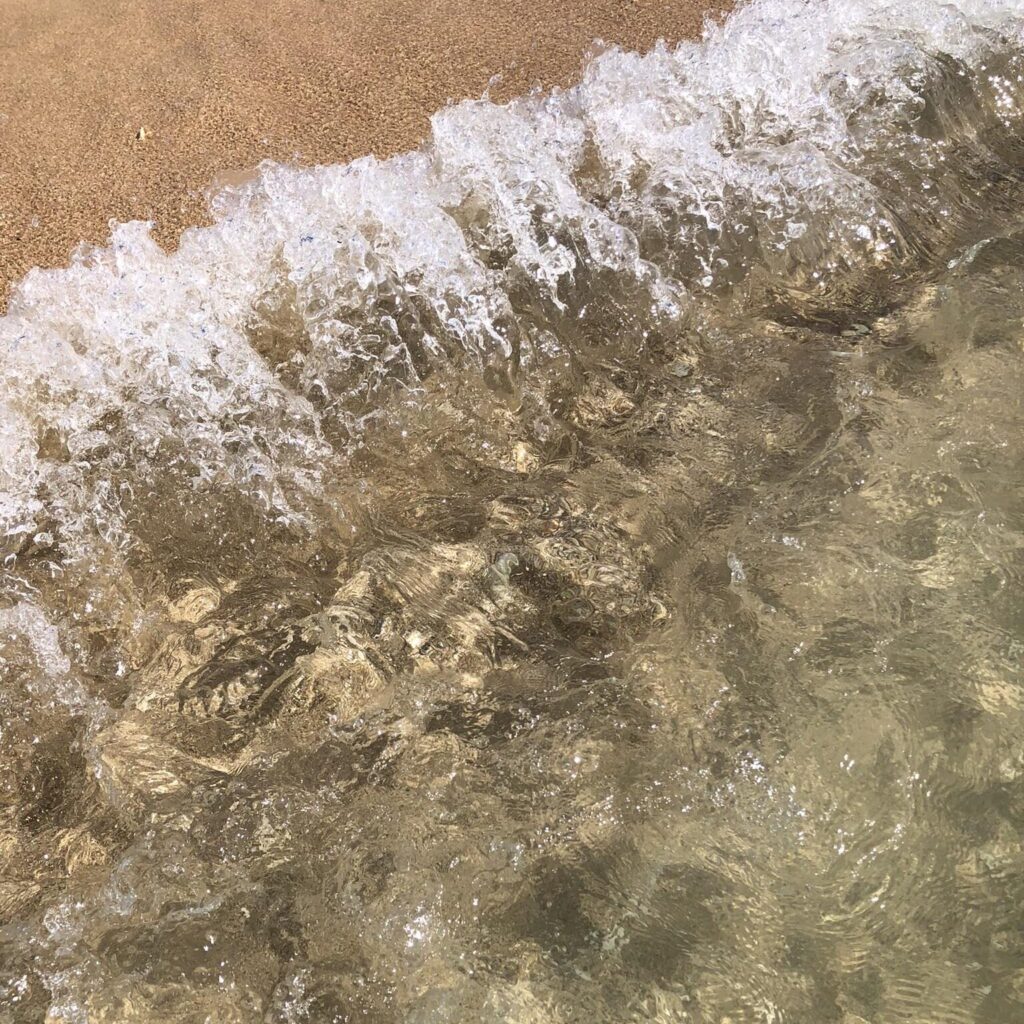 ハワイの透き通る海