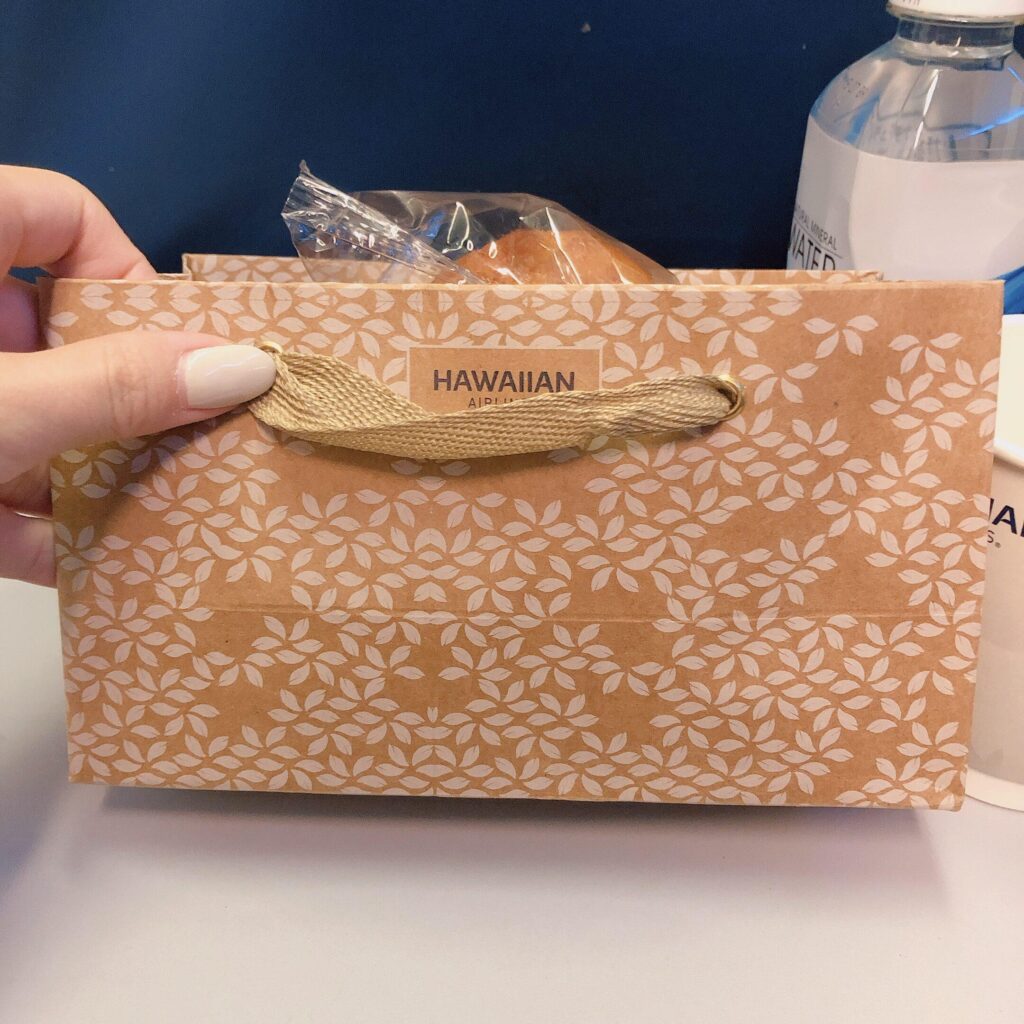 ハワイアン航空の機内食・紙袋入りの軽食