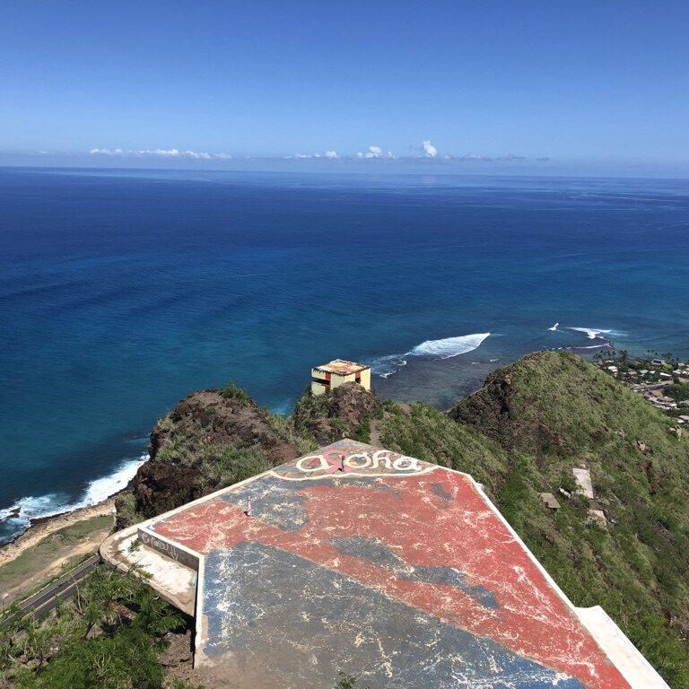 ハワイのピンクピルボックス登山フォトスポットALOHA