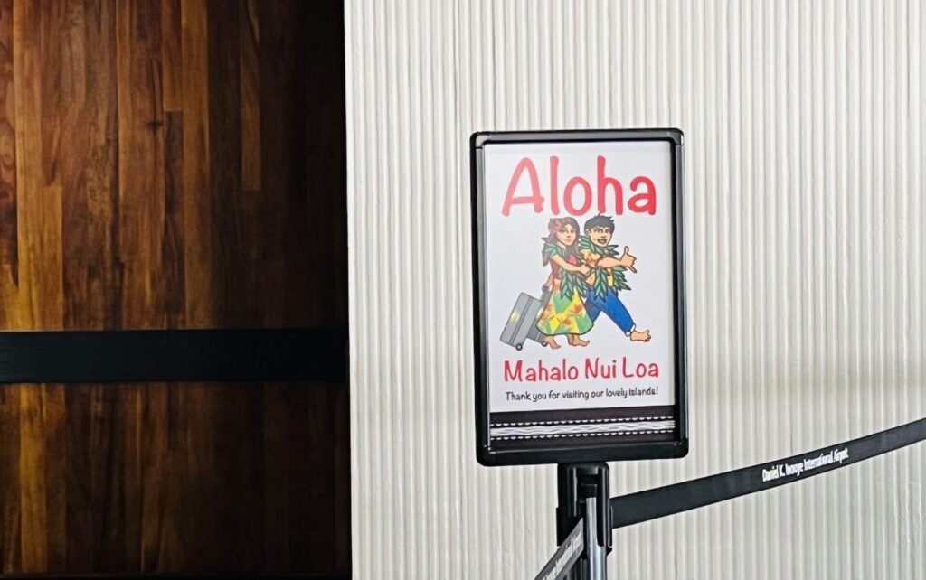 ホノルル空港のALOHA看板